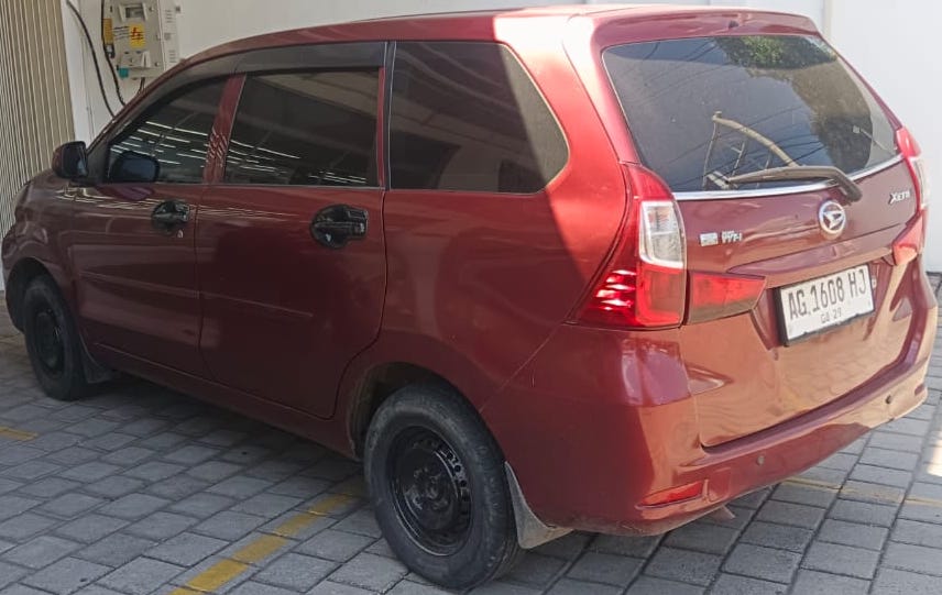 Daihatsu Xenia Tampak Belakang Kiri